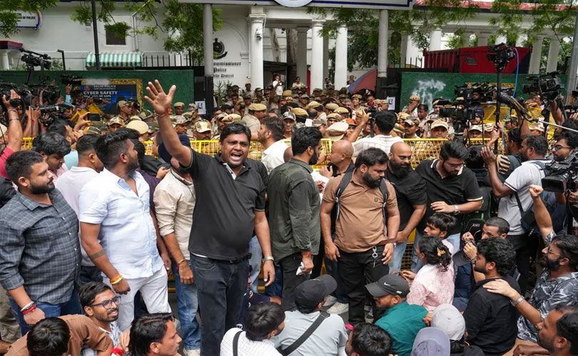 സിജെപി പ്രതിഷേധത്തിന് മുന്നിൽ മുട്ടുമടക്കി ഡൽഹി പൊലീസ്; വിദ്യാർഥിനിയുടെ പിതാവിനെ ആക്രമിച്ച പ്രതിയെ 72 മണിക്കൂറിനകം അറസ്റ്റ് ചെയ്യുമെന്ന് ഉറപ്പ്