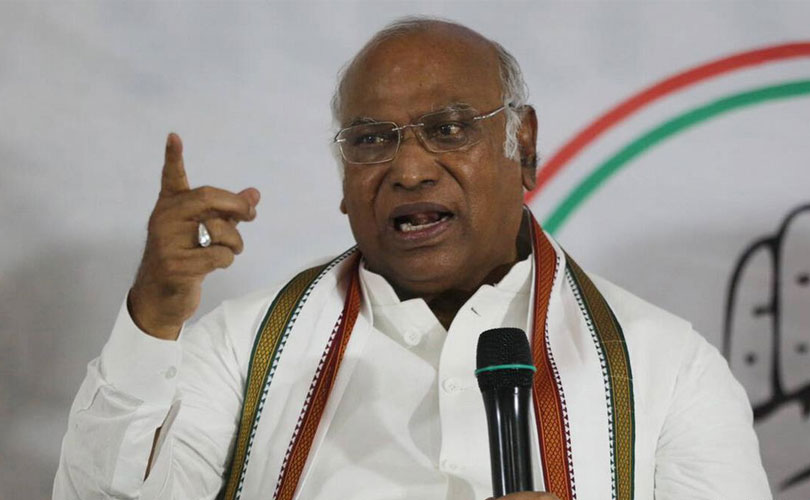 മുദ്രാവാക്യം വിളിച്ച പ്രവർത്തകരോട് ഖർഗെയുടെ രോഷം; ‘യൂസ്ലെസ് ഫെലോസ്’ പരാമർശം വിവാദത്തിൽ